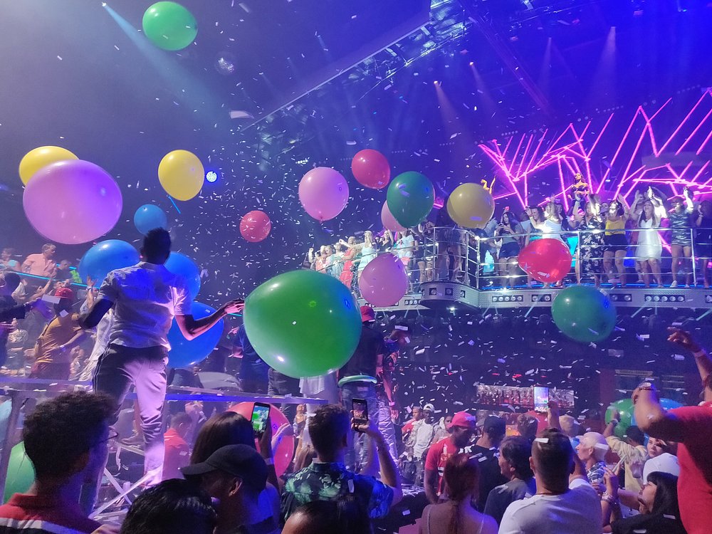 Crowd and party atmosphere at Coco Bongo Punta Cana nightclub