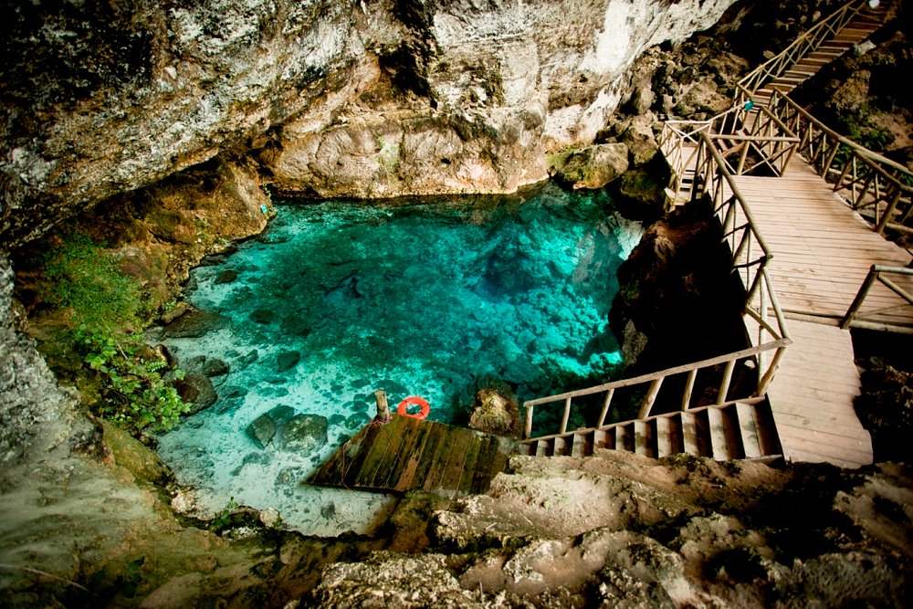 Hoyo Azul Punta Cana blue cenote with tropical nature and clear water
